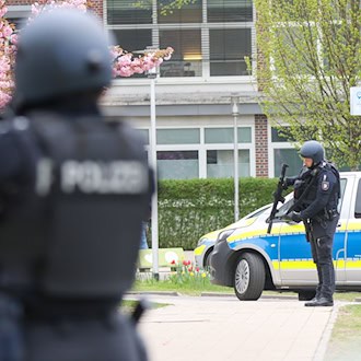 Am Freitag sicherten bewaffnete Polizisten die Klinik in Pinneberg während der Durchsuchung. (Archivbild) / Foto: Bodo Marks/dpa