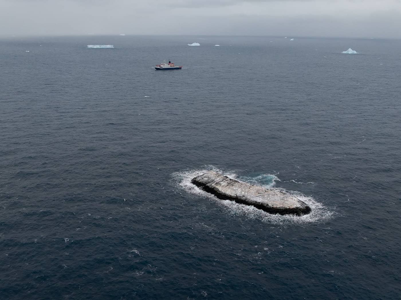 Noch ist die neu entdeckte Insel namenlos. (Handout) / Foto: Christian Haas/Alfred-Wegener-Institut /dpa