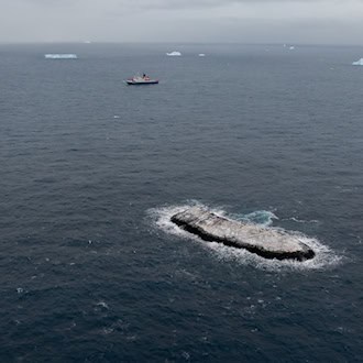 Noch ist die neu entdeckte Insel namenlos. (Handout) / Foto: Christian Haas/Alfred-Wegener-Institut /dpa