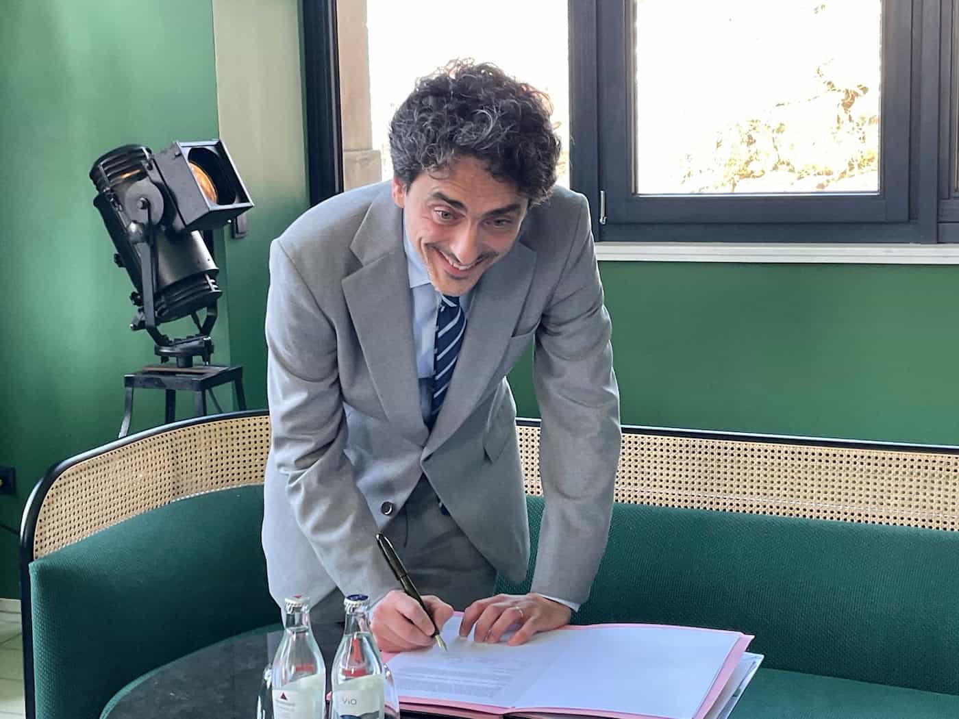 Der italienische Dirigent Francesco Angelico wird neuer Generalmusikdirektor der Staatsoper Hannover - von der Saison 2026/2027 an. / Foto: Thomas Strünkelnberg/dpa