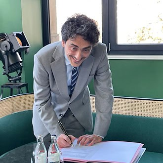 Der italienische Dirigent Francesco Angelico wird neuer Generalmusikdirektor der Staatsoper Hannover - von der Saison 2026/2027 an. / Foto: Thomas Strünkelnberg/dpa