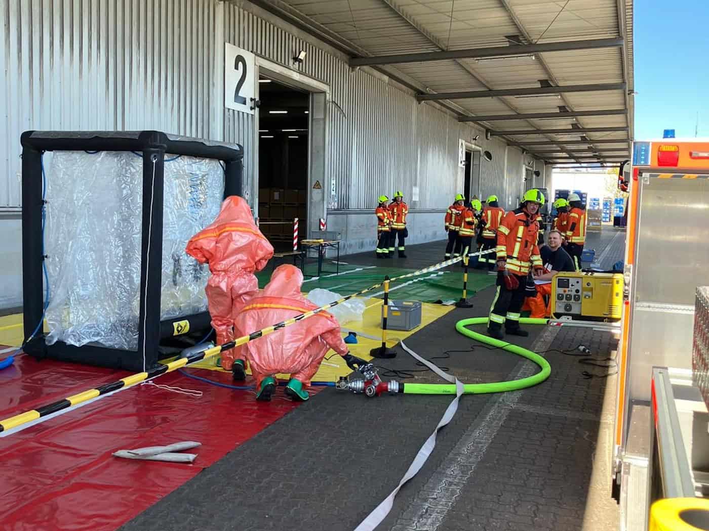 In Schutzausrüstung verhinderte die Feuerwehr das Auslaufen eines Gefahrgutbehälters.   / Foto: Feuerwehr Braunschweig/dpa