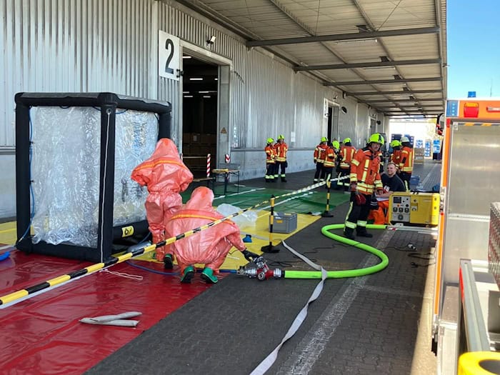 In Schutzausrüstung verhinderte die Feuerwehr das Auslaufen eines Gefahrgutbehälters.   / Foto: Feuerwehr Braunschweig/dpa