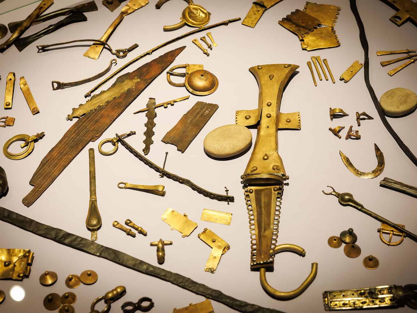 Rund 1.200 germanische Objekte aus dem heutigen Norddeutschland sind im Varusschlacht-Museum in Kalkriese zu sehen. / Foto: Friso Gentsch/dpa