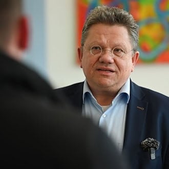 Niedersachsens Gesundheitsminister Philippi spricht sich für Null-Promille-Grenze am Steuer aus. (Archivbild) / Foto: Lars Penning/dpa