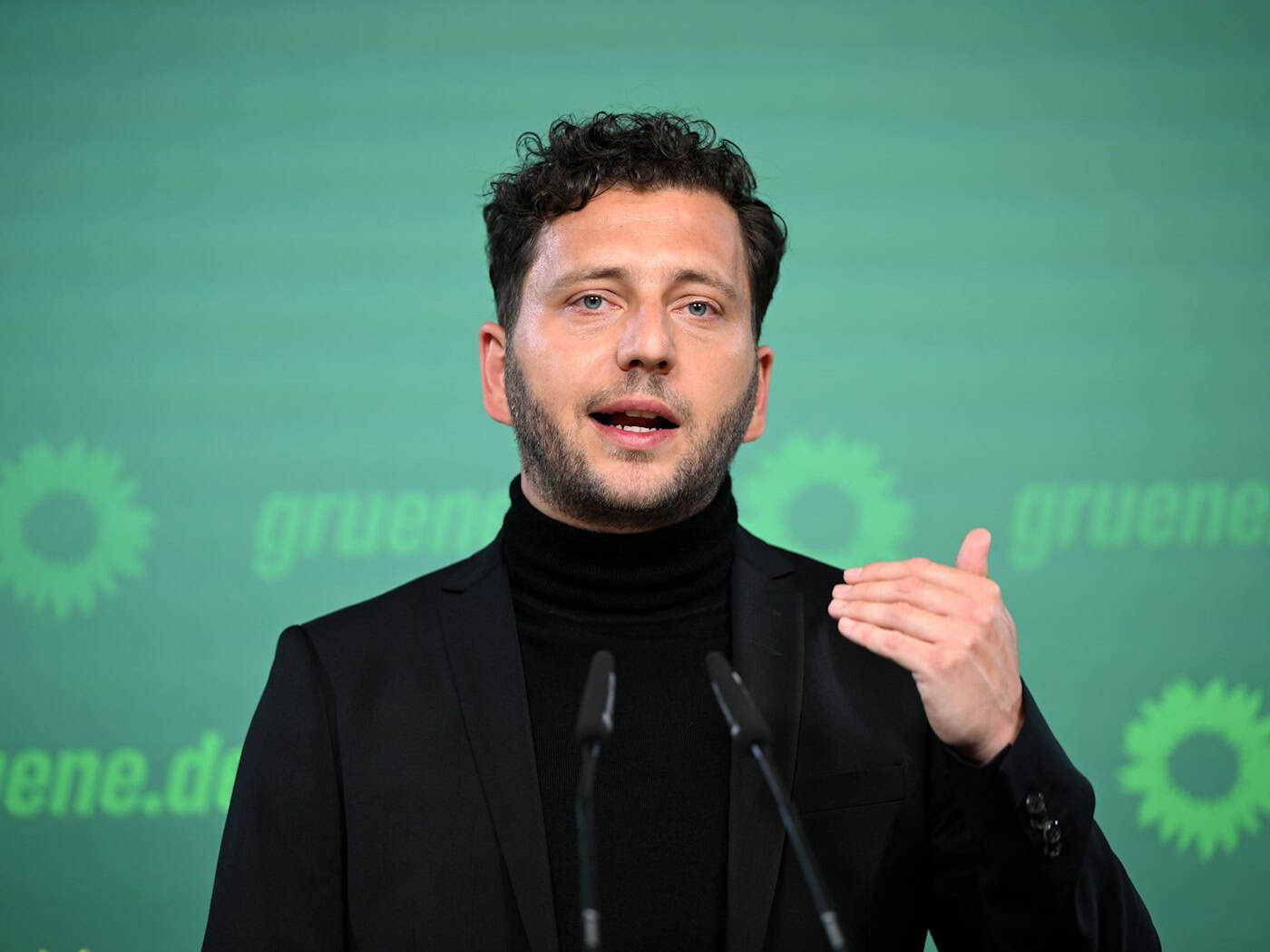 Felix Banaszak war zu Gast beim Landesparteitag der Grünen in Emden. (Archivbild) / Foto: Lilli Förter/dpa