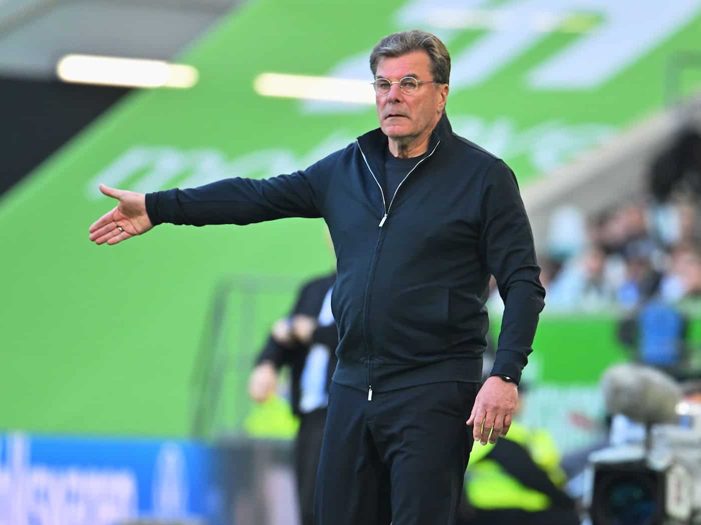 Wolfsburgs Trainer Dieter Hecking rechnet mit einem Dreikampf um den Klassenerhalt. / Foto: Swen Pförtner/dpa