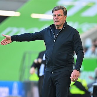 Wolfsburgs Trainer Dieter Hecking rechnet mit einem Dreikampf um den Klassenerhalt. / Foto: Swen Pförtner/dpa