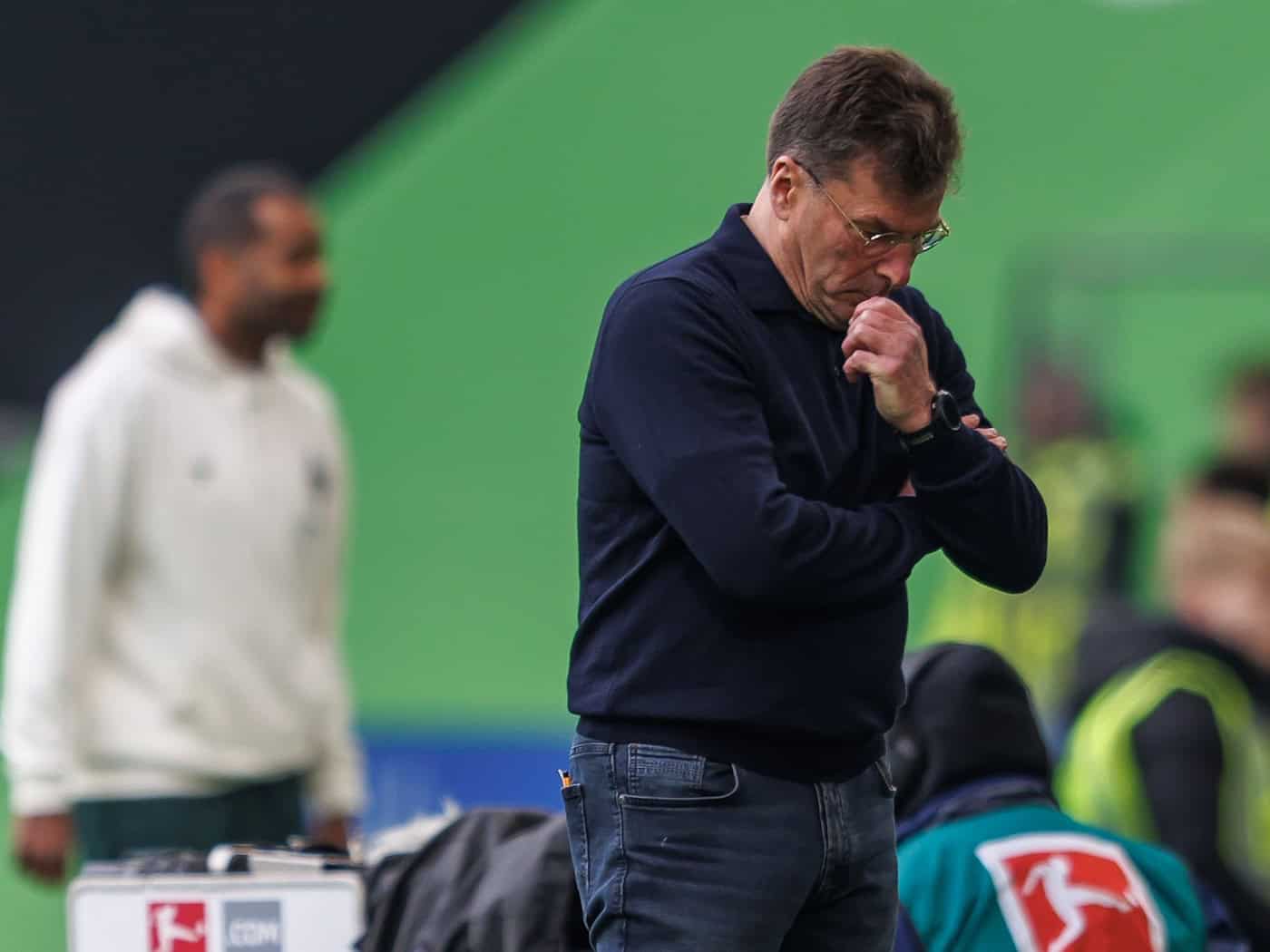 Trainer Dieter Hecking soll den VfL Wolfsburg vor dem Abstieg retten. (Archivbild) / Foto: Andreas Gora/dpa