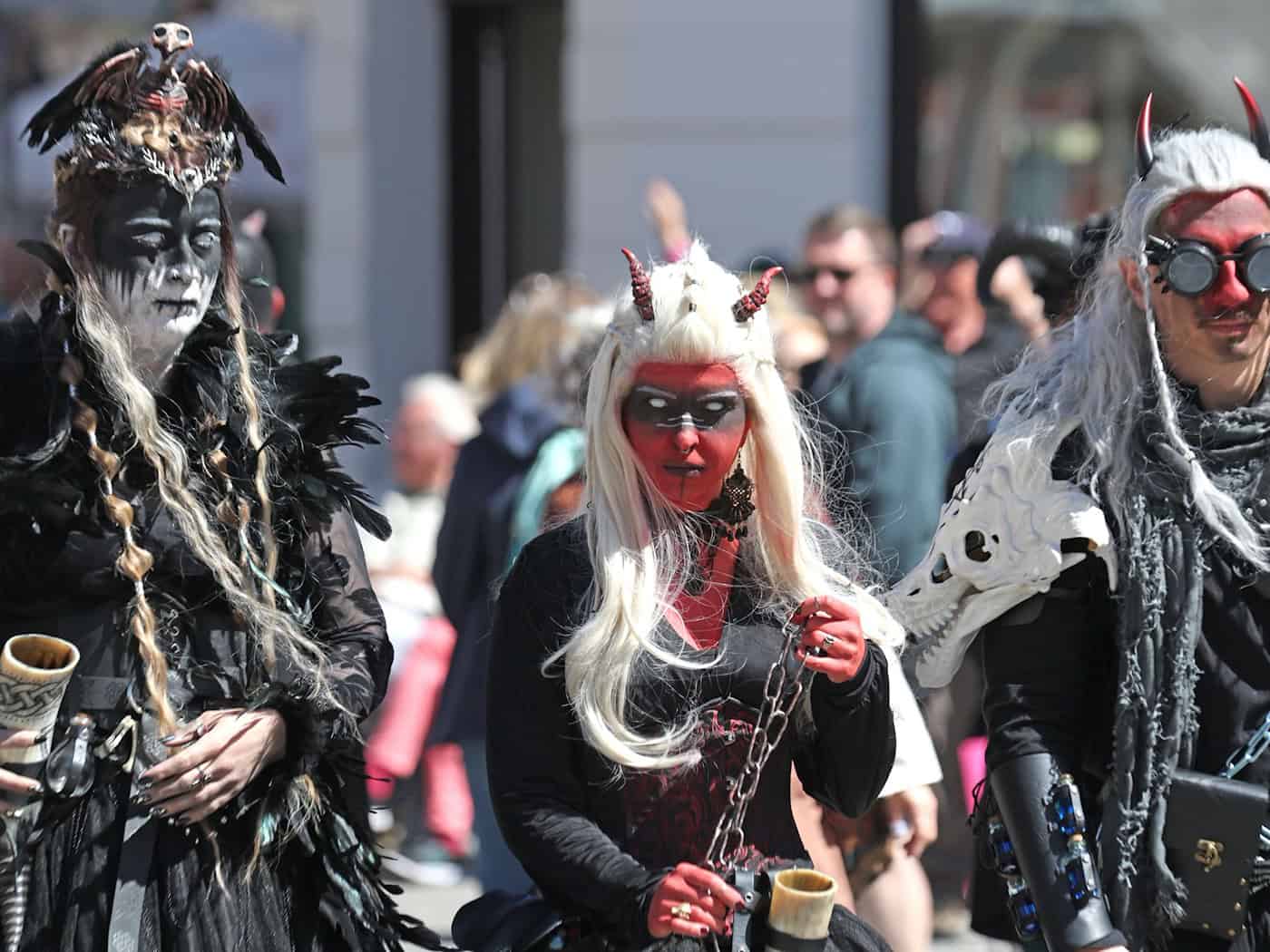 Zu Walpurgis kostümieren sich viele Menschen.  / Foto: Matthias Bein/dpa