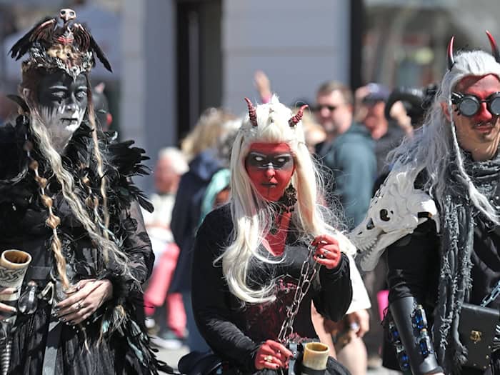 Zu Walpurgis kostümieren sich viele Menschen.  / Foto: Matthias Bein/dpa