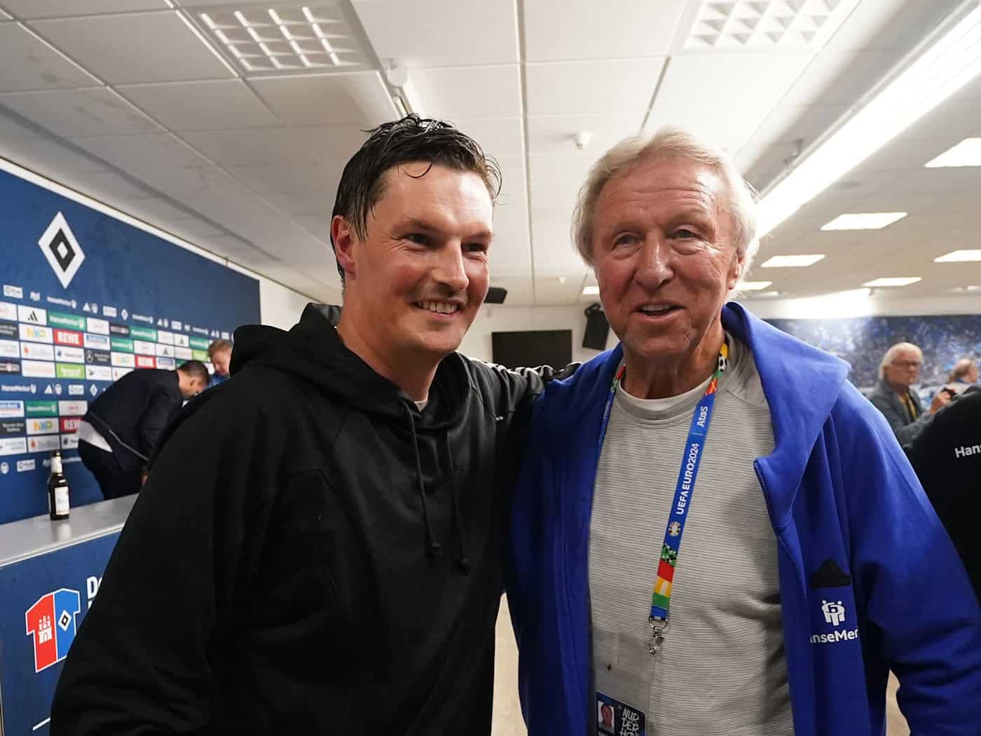 HSV-Coach Merlin Polzin (l) will für Hamburgs Ikone Horst Hrubesch singen. (Archivbild) / Foto: Marcus Brandt/dpa