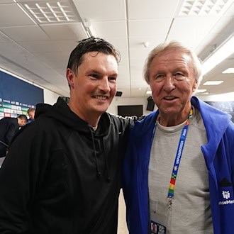HSV-Coach Merlin Polzin (l) will für Hamburgs Ikone Horst Hrubesch singen. (Archivbild) / Foto: Marcus Brandt/dpa