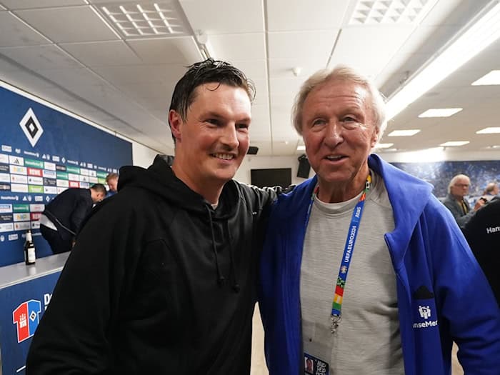 HSV-Trainer Merlin Polzin (l) und HSV-Idol Horst Hrubesch nach dem Aufstieg der Hanseaten im vergangenen Jahr. (Archivbild) / Foto: Marcus Brandt/dpa
