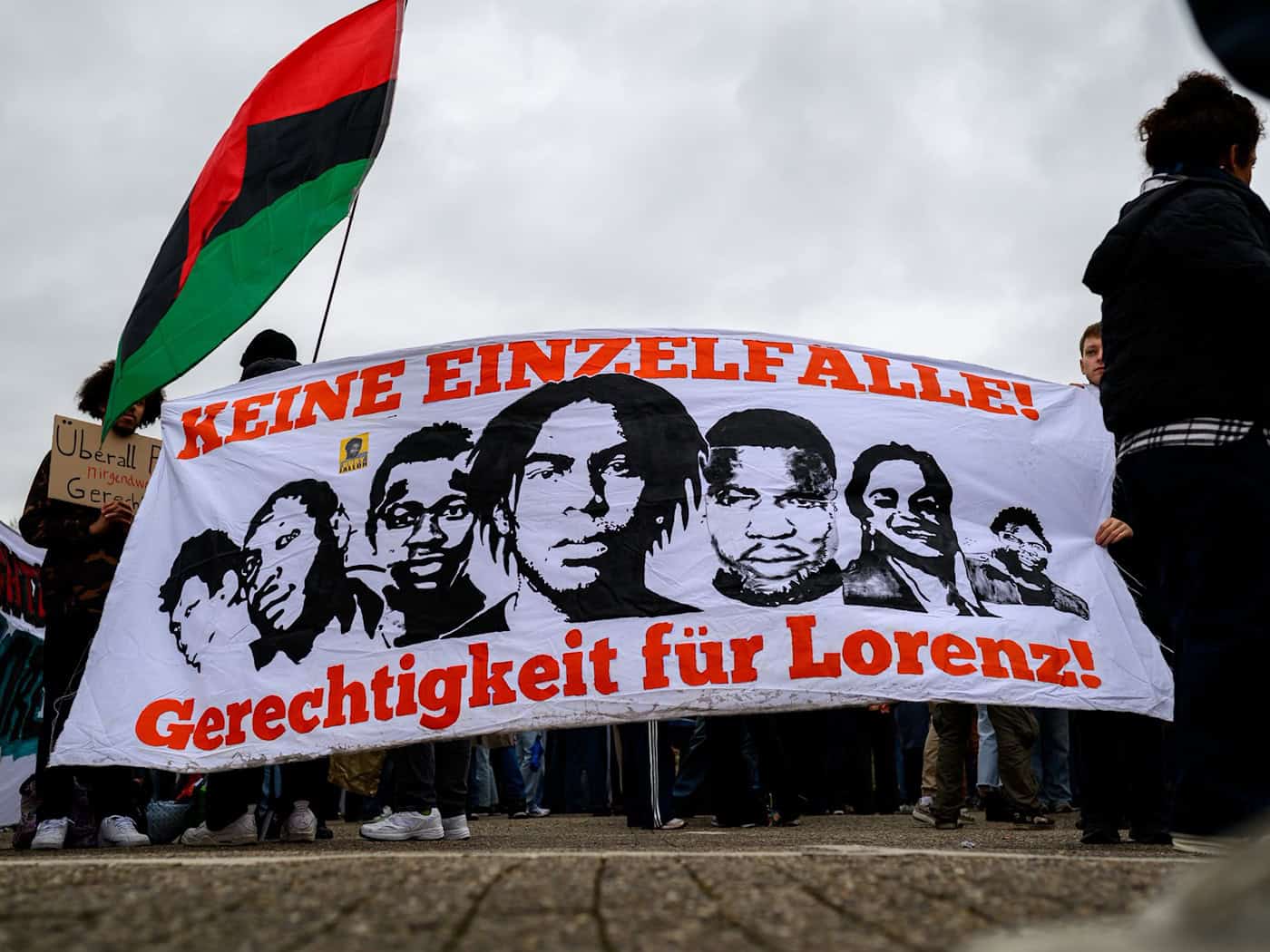 Die Demonstration fand fast auf den Tag genau ein Jahr nach den tödlichen Polizeischüssen statt.  / Foto: Izabela Mittwollen/dpa