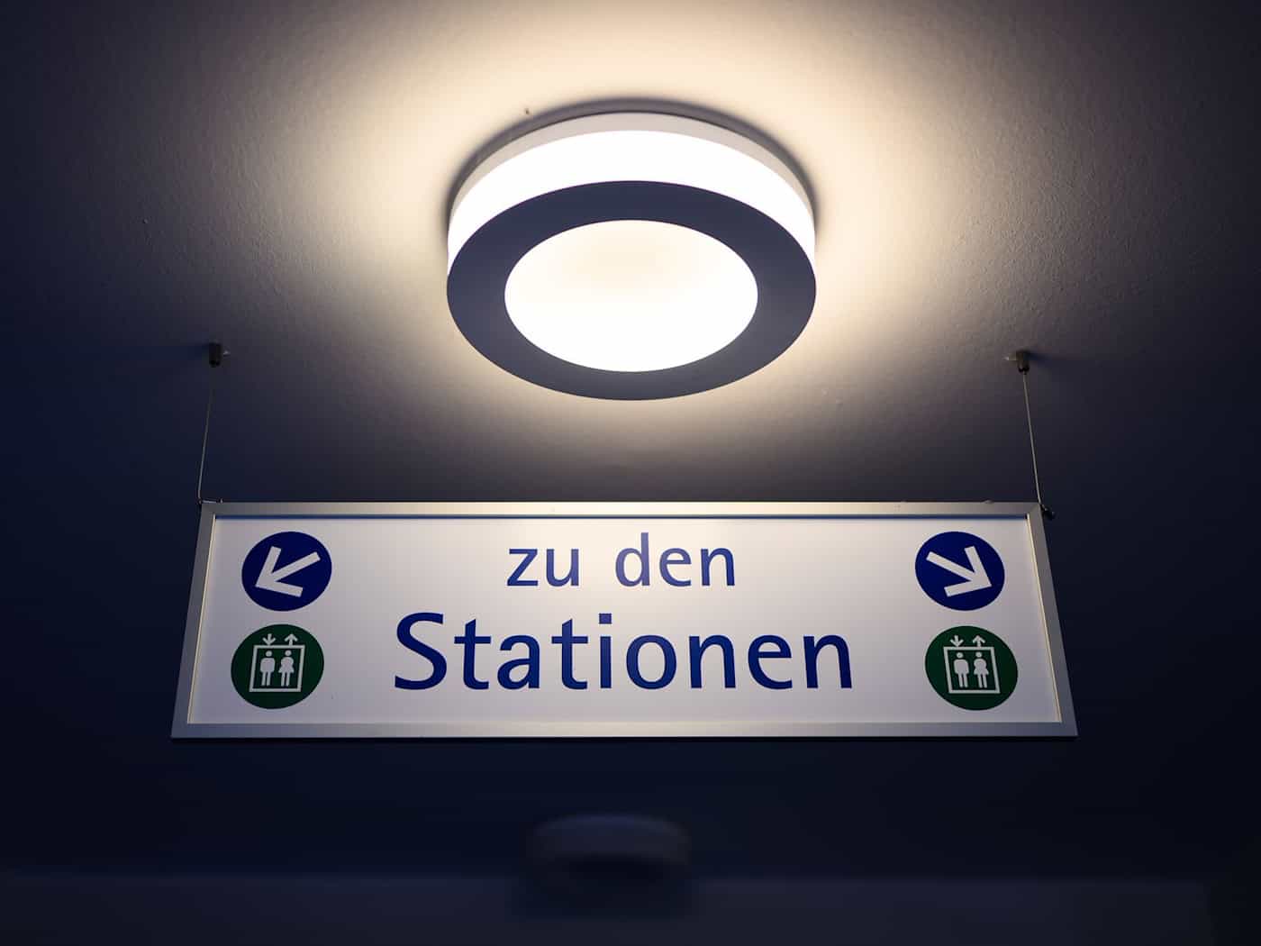 Wo geht's hier zur Behandlung? Der Weg zum Krankenhaus wird sich in vielen Regionen Niedersachsens ändern. (Symbolbild) / Foto: Julian Stratenschulte/dpa