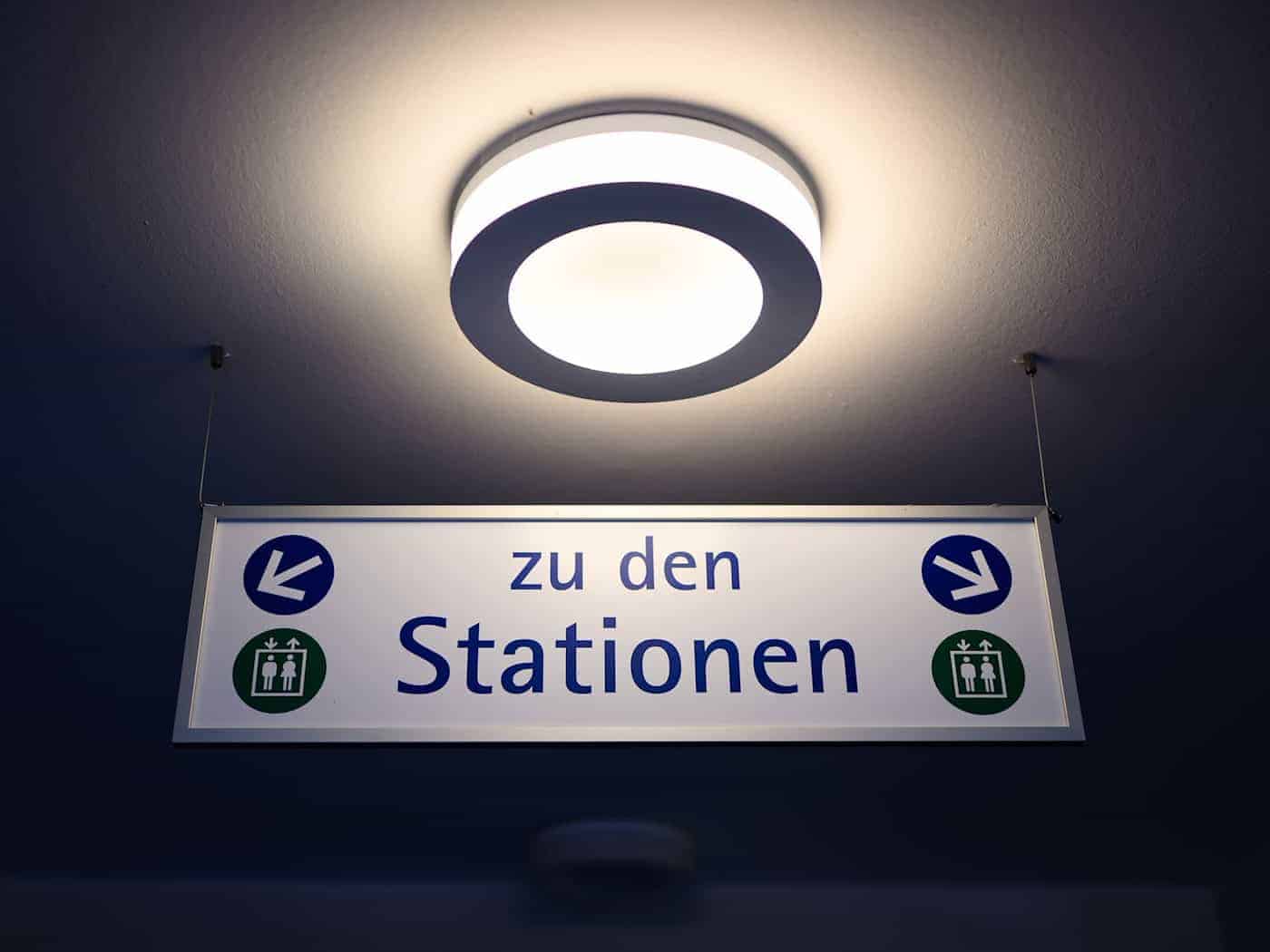 Wo geht's hier zur Behandlung? Der Weg zum Krankenhaus wird sich in vielen Regionen Niedersachsens ändern. (Symbolbild) / Foto: Julian Stratenschulte/dpa