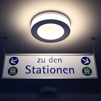 Wo geht's hier zur Behandlung? Der Weg zum Krankenhaus wird sich in vielen Regionen Niedersachsens ändern. (Symbolbild) / Foto: Julian Stratenschulte/dpa