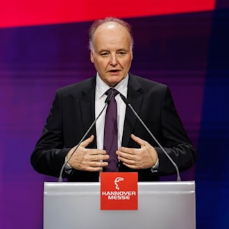 ZVEI-Präsident Gunther Kegel sieht die am Montag beginnende Hannover Messe als wichtiges Schaufenster für die Elektro- und Digitalindustrie. (Archivbild) / Foto: Michael Matthey/dpa