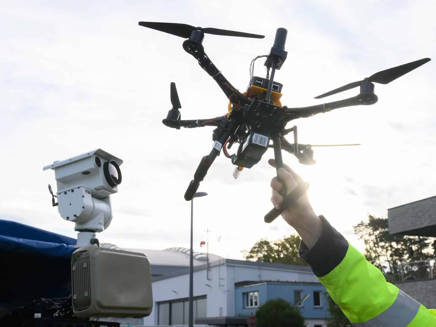 Unerlaubte Drohnenflüge stellen die Sicherheitsbehörden vor neue Aufgaben. (Symbolbild) / Foto: Julian Stratenschulte/dpa
