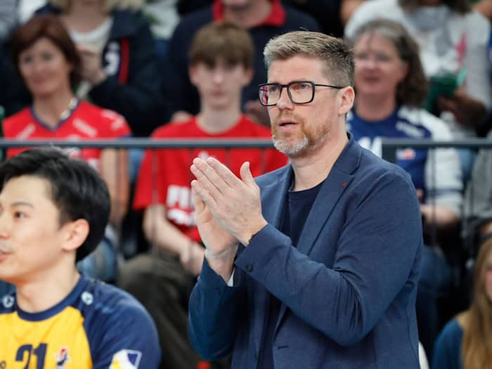 Trainer Stefan Hübner und die SVG Lüneburg treffen in der Finalserie um die deutsche Meisterschaft erneut auf die BR Volleys. (Archivbild) / Foto: Georg Wendt/dpa