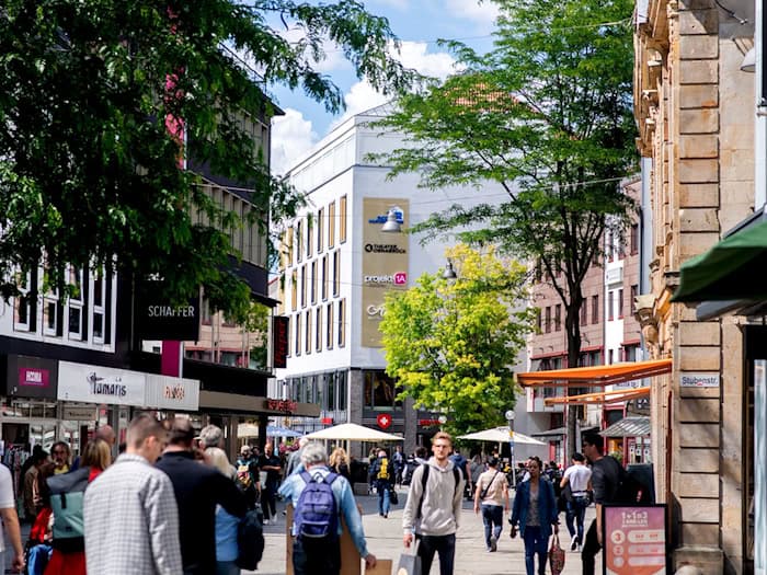 Volle Innenstädte, leere Kassen: Geschäftslage und Erwartungen im Einzelhandel verschlechtern sich weiter. (Symbolbild) / Foto: Hauke-Christian Dittrich/dpa