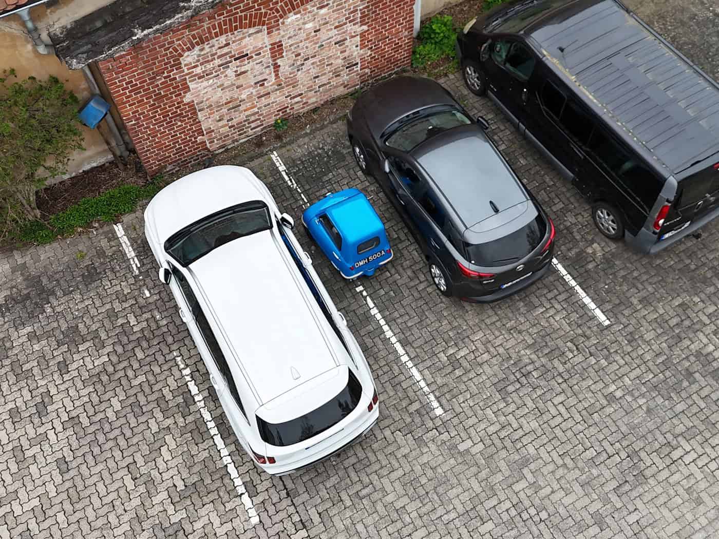 Der Peel passt auch zwischen zwei Parklücken.  / Foto: Benjamin Müller/dpa