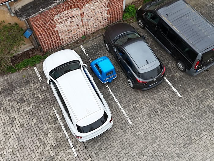 Der Peel passt auch zwischen zwei Parklücken.  / Foto: Benjamin Müller/dpa