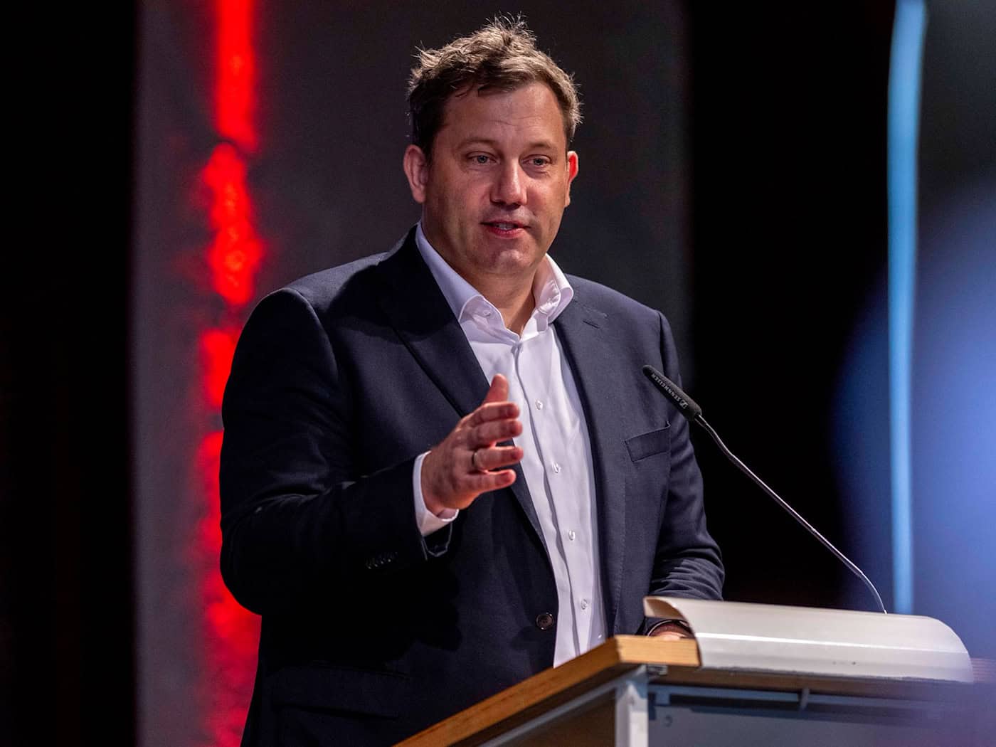 Lars Klingbeil hat in Bielefeld bestätigt, dass es bei Gesprächen mit der CDU sehr laut wurde.  / Foto: David Inderlied/dpa