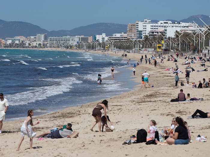 Wenn Unsicherheit wächst, bleiben viele bei Bewährtem: Ziele wie die Balearen sind im Sommer stark gefragt – wie hier Mallorca. (Archivbild) / Foto: Clara Margais/dpa
