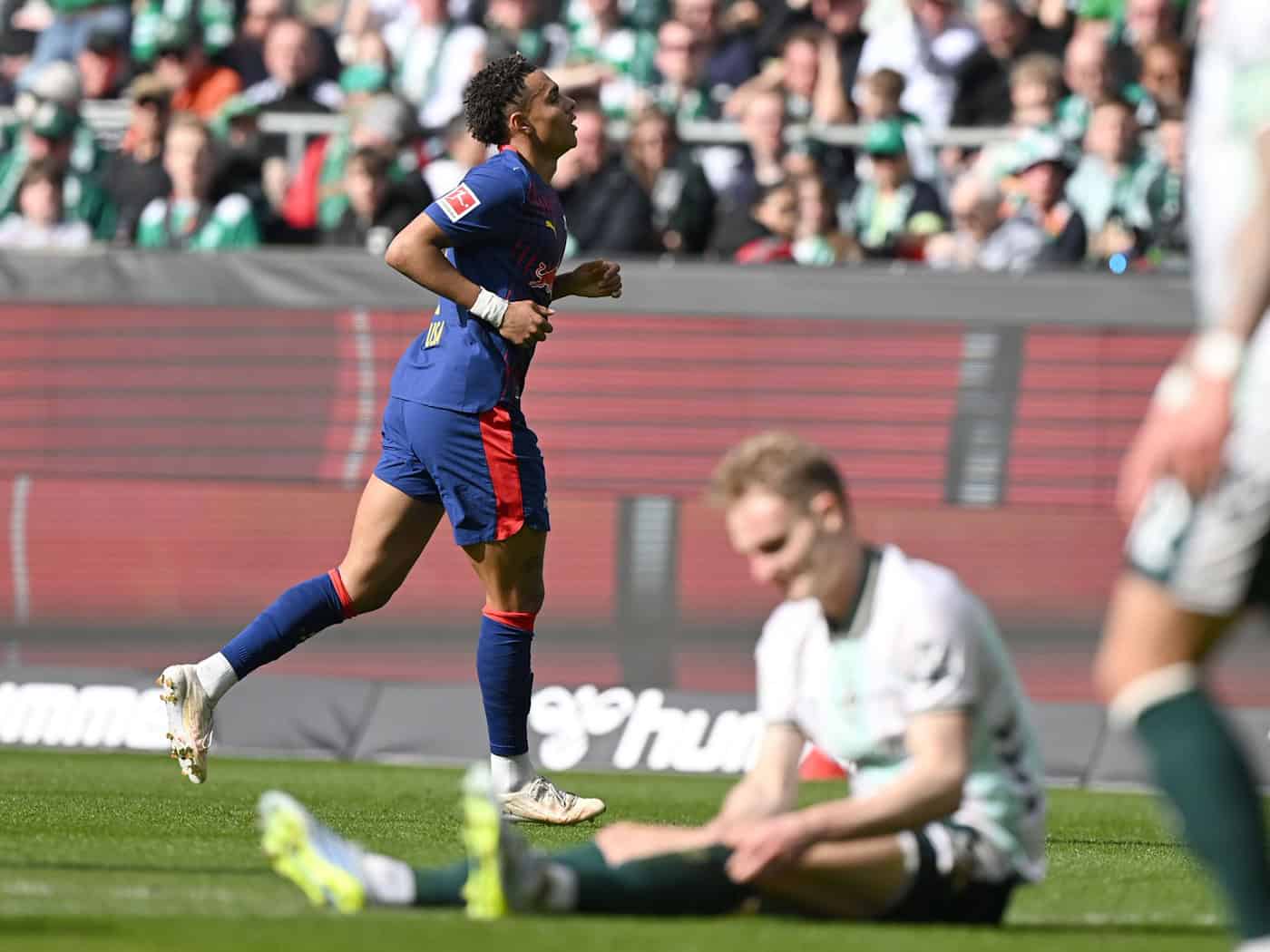 Leipzig oben, Werder am Boden: Antonio Nusa (l) jubelt über sein Tor zum 0:1. / Foto: Carmen Jaspersen/dpa