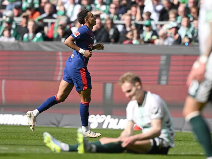 Leipzig oben, Werder am Boden: Antonio Nusa (l) jubelt über sein Tor zum 0:1. / Foto: Carmen Jaspersen/dpa