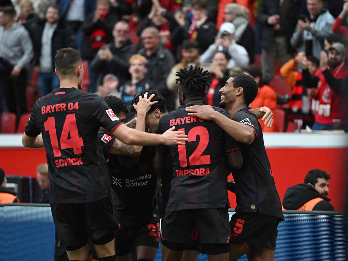 Leverkusen jubelt über das 5:3 gegen Wolfsburg.  / Foto: Fabian Strauch/dpa