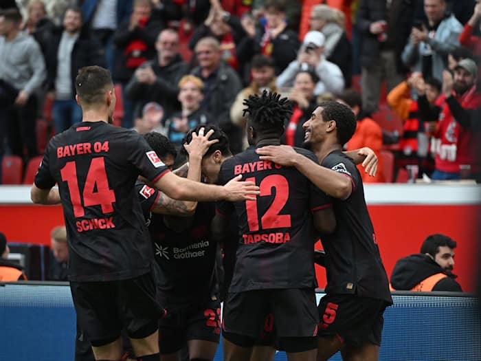 Leverkusen jubelt über das 5:3 gegen Wolfsburg.  / Foto: Fabian Strauch/dpa
