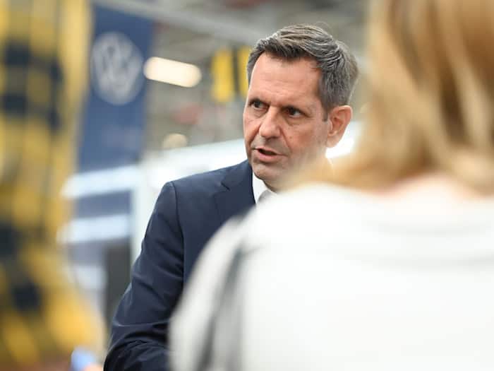 Niedersachsens Ministerpräsident Olaf Lies (SPD) möchte eine chinesische Autorproduktion in deutschen VW-Werken «offen prüfen». (Archivbild) / Foto: Lars Penning/dpa