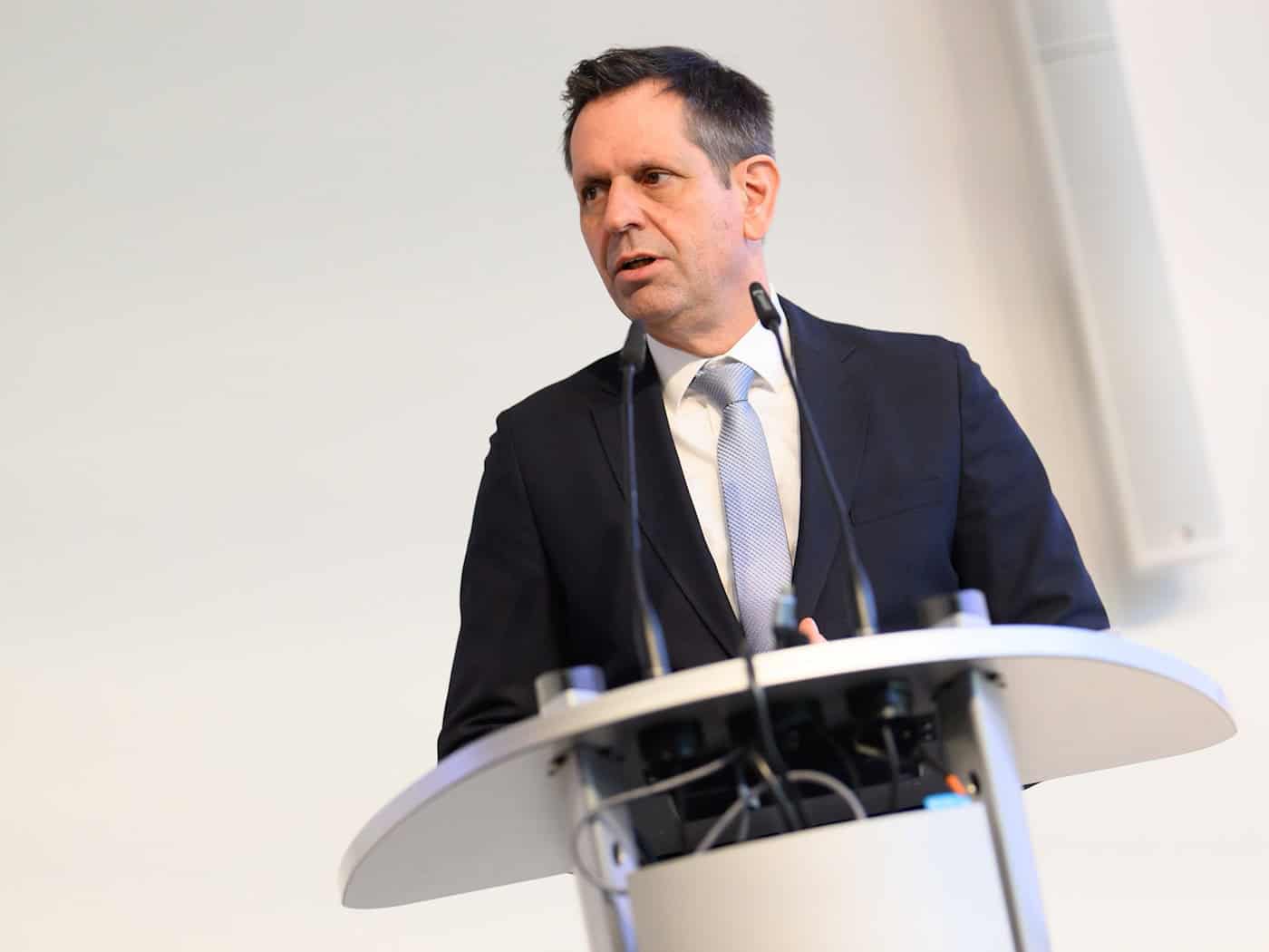 Ministerpräsident Olaf Lies sieht eine Standortgarantie für das Emder VW-Werk. (Archivbild) / Foto: Julian Stratenschulte/dpa