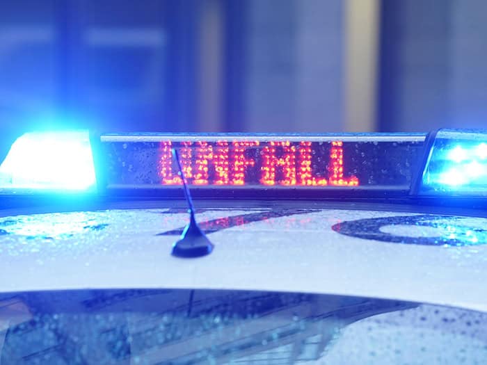 Die Polizei muss die Landstraße an der Unfallstelle zunächst voll sperren. (Symbolbild) / Foto: Marcus Brandt/dpa