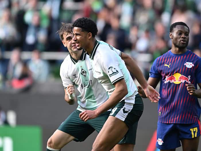 Werder-Profi Salim Musah (M) bejubelt seinen ersten Treffer mit Jovan Milosevic. / Foto: Carmen Jaspersen/dpa