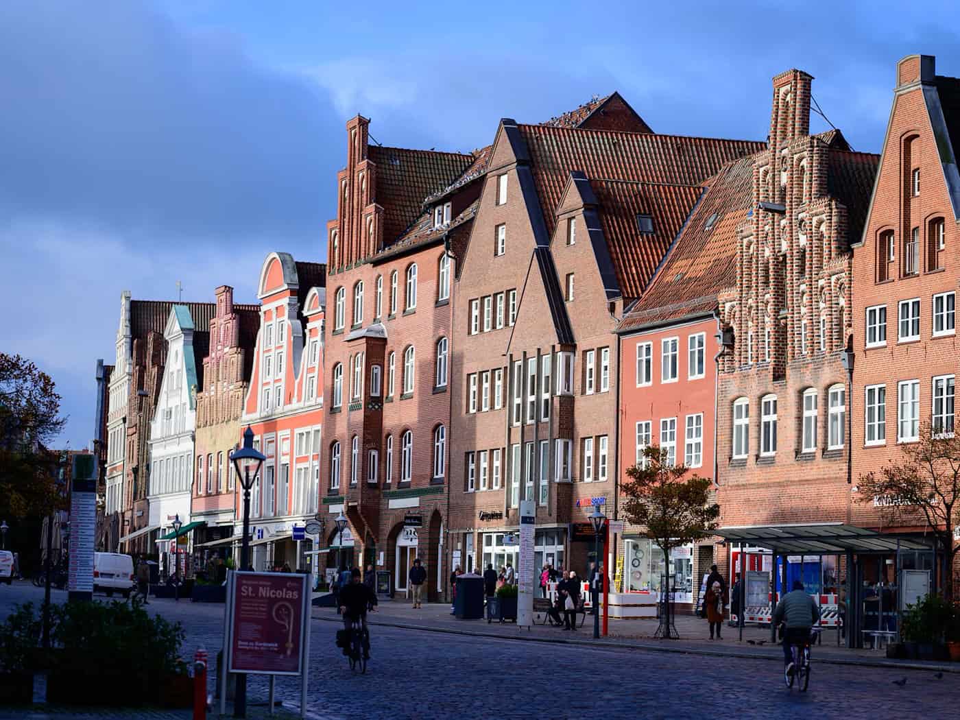 Nach Angaben der Stadt umfasst der Geltungsbereich neben dem Platz Am Sande auch das Umfeld der St.-Johannis-Kirche. Ausgenommen seien unter anderem Flächen der Außengastronomie sowie größere Veranstaltungen. (Archivbild) / Foto: Philipp Schulze/dpa