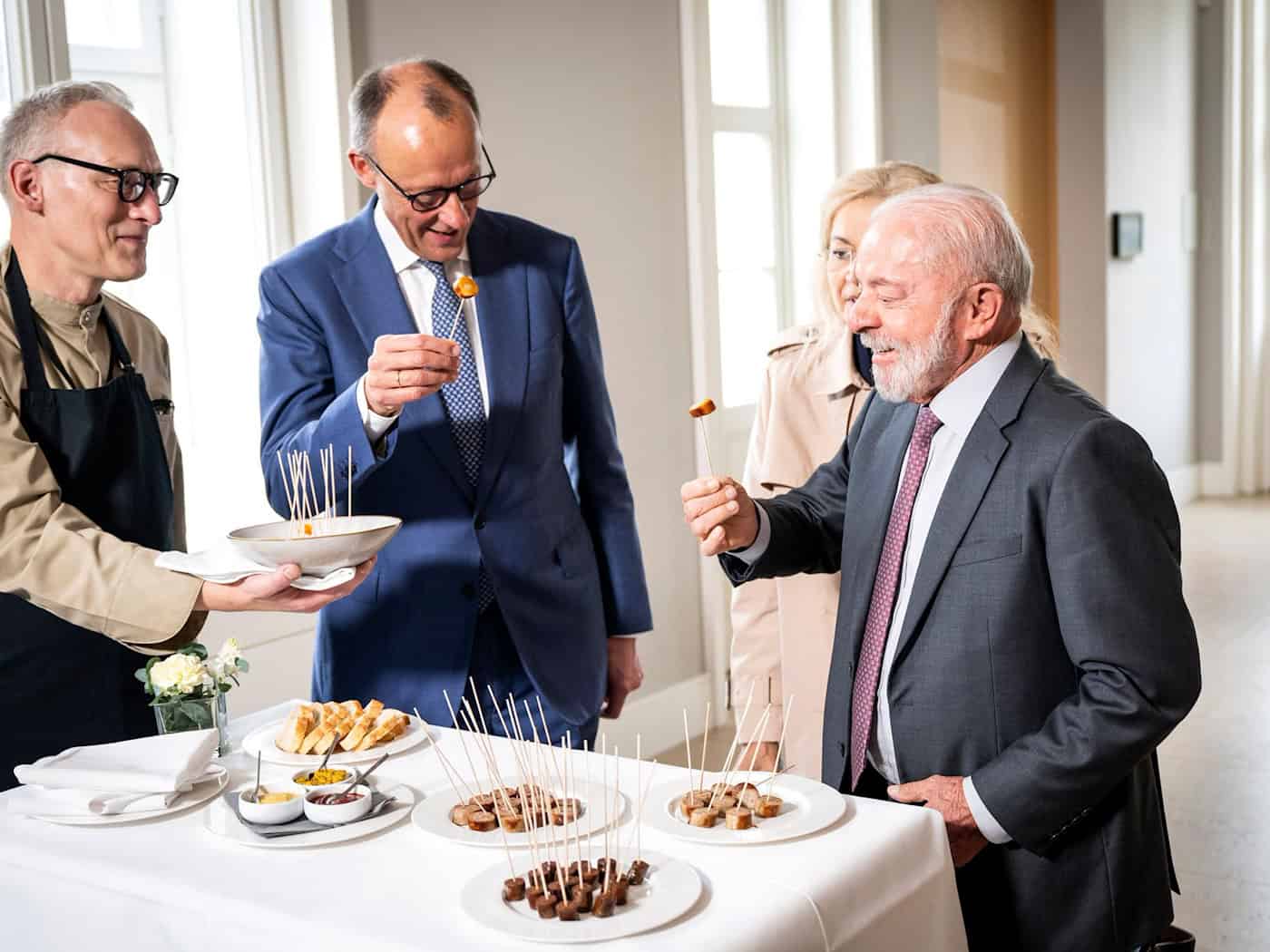 Im Schloss Herrenhausen bekam Lula verschiedene Wurstspezialitäten serviert. / Foto: Guido Bergmann/Presse- und Informationsamt der Bundesregierung/dpa