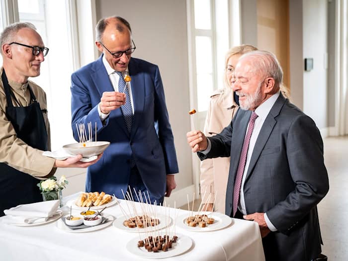 Im Schloss Herrenhausen bekam Lula verschiedene Wurstspezialitäten serviert. / Foto: Guido Bergmann/Presse- und Informationsamt der Bundesregierung/dpa