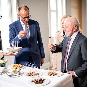Im Schloss Herrenhausen bekam Lula verschiedene Wurstspezialitäten serviert. / Foto: Guido Bergmann/Presse- und Informationsamt der Bundesregierung/dpa