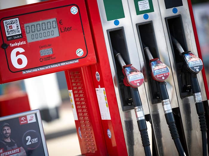 Im Mai und Juni sollen Autofahrer weniger Steuern fürs Tanken bezahlen müssen. (Symbolbild) / Foto: Philip Dulian/dpa