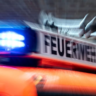 Die Feuerwehr hatte sich gewaltsam Zutritt zu der Wohnung verschaffen müssen, da Klopfen und Rufe unbeantwortet blieben. (Symbolbild) / Foto: Marijan Murat/dpa
