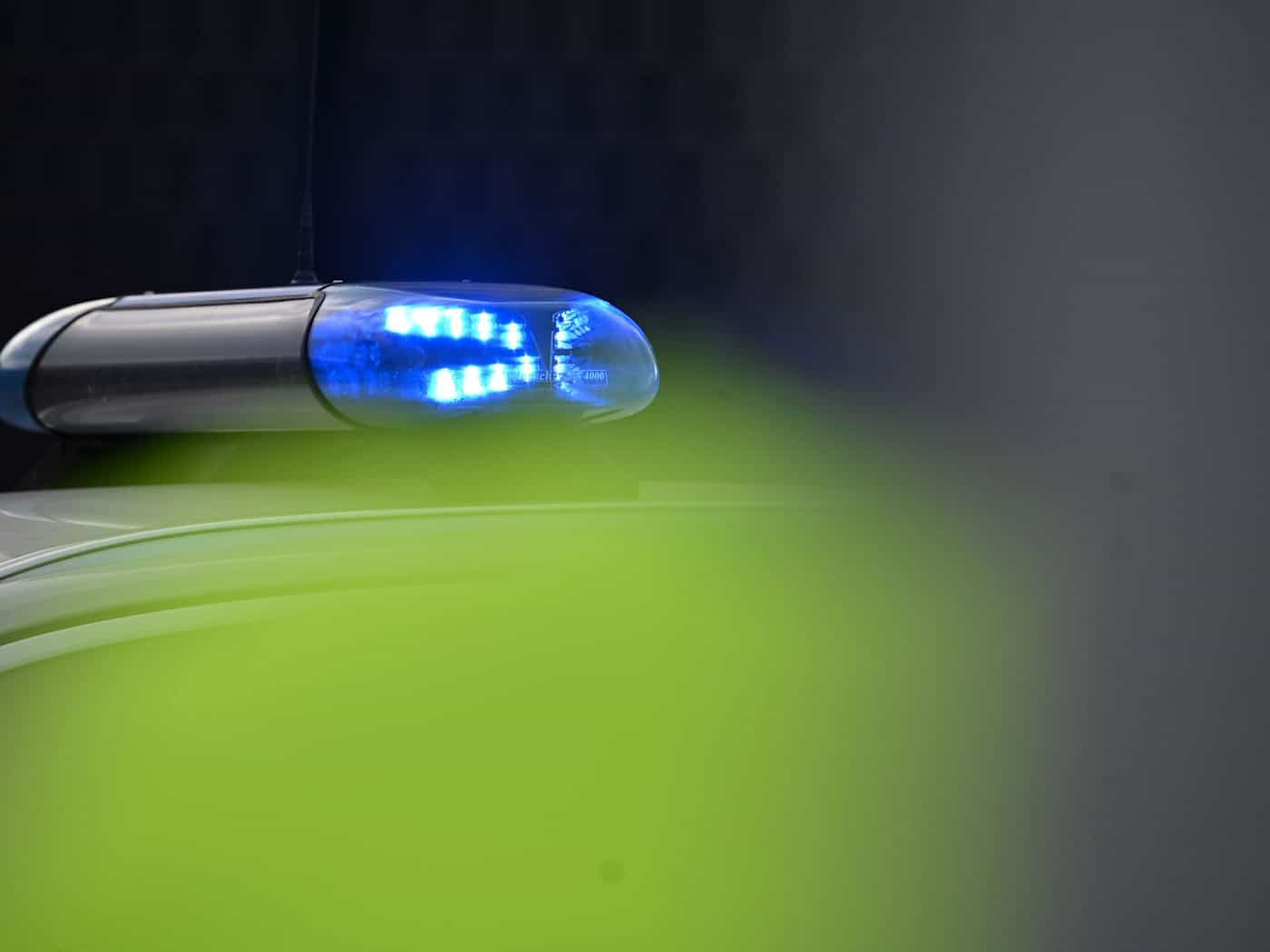 Warum kam der Unfallfahrer von der Straße ab? Die Polizei ermittelt. (Symbolbild) / Foto: Katharina Kausche/dpa