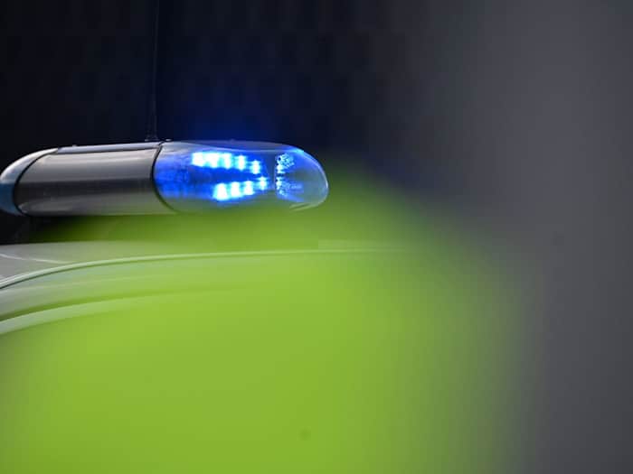 Warum kam der Unfallfahrer von der Straße ab? Die Polizei ermittelt. (Symbolbild) / Foto: Katharina Kausche/dpa