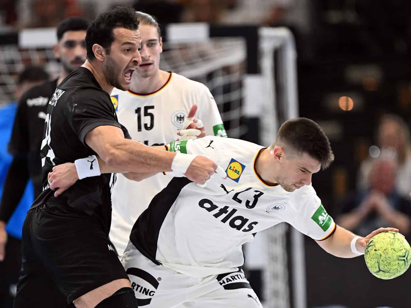 Renars Uscins (r) soll vor einem Wechsel nach Frankreich stehen. (Archivbild) / Foto: Federico Gambarini/dpa