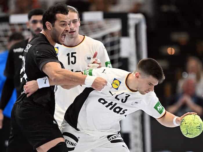 Renars Uscins (r) soll vor einem Wechsel nach Frankreich stehen. (Archivbild) / Foto: Federico Gambarini/dpa