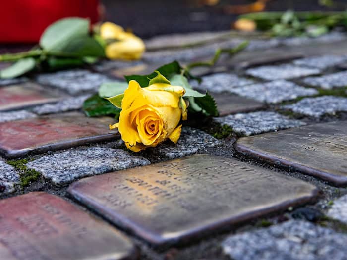 In Göttingen haben Unbekannte mehrere Stolpersteine beschmiert und unleserlich gemacht. (Symbolbild) / Foto: Sascha Lotz/dpa