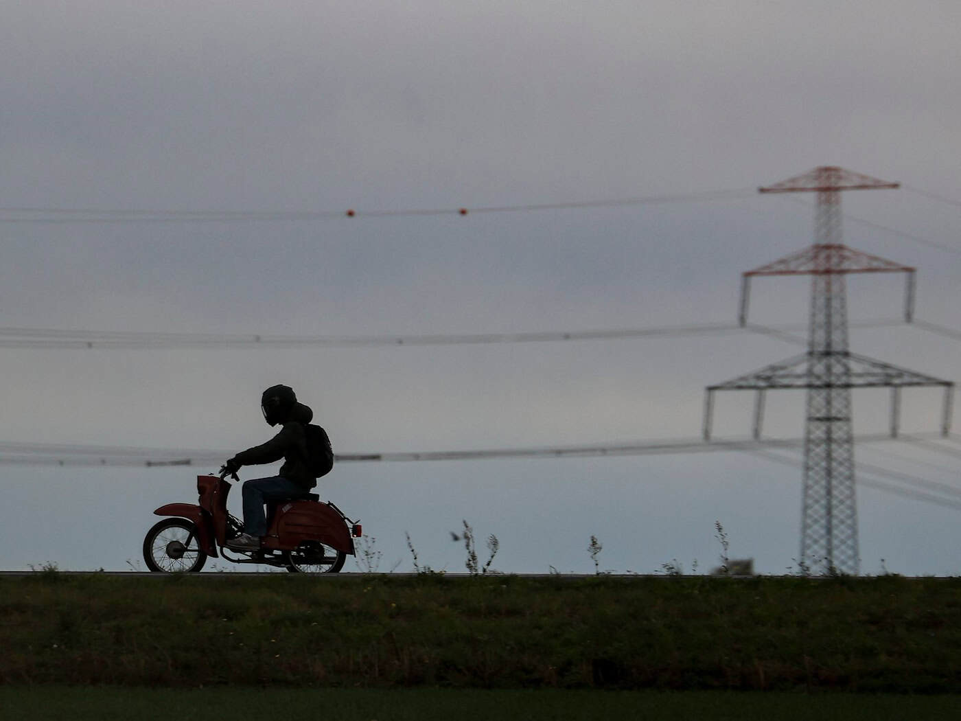 Mit seinem Moped flüchtet ein 16-Jähriger vor der Polizei über einen Friedhof. (Symbolbild) / Foto: Jan Woitas/dpa